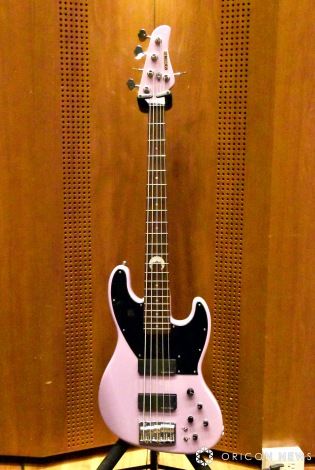 Okada's main bass is a SCHECTER EXBASS Ave Mujica Proto Model (C) ORICON NewS inc. with an alder 2P body + 864 mm scale maple neck + rosewood fingerboard.