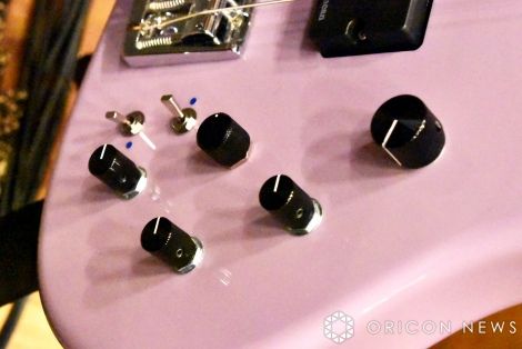 The control section is equipped with a Seymour Duncan preamplifier circuit. Mini switch allows active/passive switching and slap switch ON/OFF = SCHECTER EXBASS Ave Mujica Proto Model (C) ORICON NewS inc.